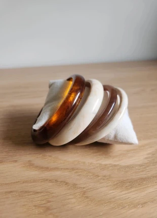 4 bracelets en résine nuances de marrons et de beiges, merk: Le Marché, staat: Nieuw zonder prijskaartje, € 13,50, € 14,88 inclusief Kopersbescherming Pro