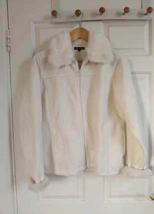 Cream fleece with fluffy fake fur style collar and trims, marque: Debbie Morgan, état: Bon état, taille: L / 40 / 12, 2,00 €, 2,80 € Protection acheteurs incluse