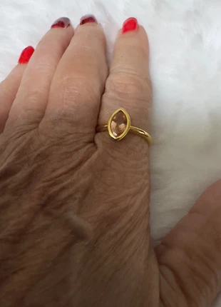 Goudkleurige Ring Druppel Geel/Goud Steen, staat: Heel goed, maat: 59.7 mm / 19 mm Ø, € 2,50, € 3,33 inclusief Kopersbescherming