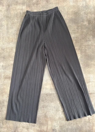 Issey Miyake pantalon fluide gris (Pleats Please), merk: Pleats Please Issey Miyake, staat: Heel goed, maat: XS / 34 / 6, € 250,00, € 263,20 inclusief Kopersbescherming