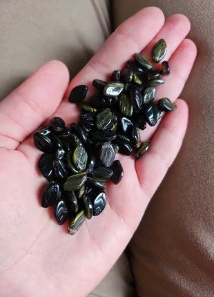 50 perles tcheques feuilles vert noir, marque: 50 feuilles tcheques, état: Très bon état, 6,00 €, 7,00 € Protection acheteurs incluse