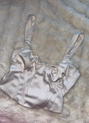 top satin blanc, marke: Bershka, zustand: Gut, größe: M / 38 / 10, 4,00 €, 4,90 € inklusive Vinted-Käuferschutz