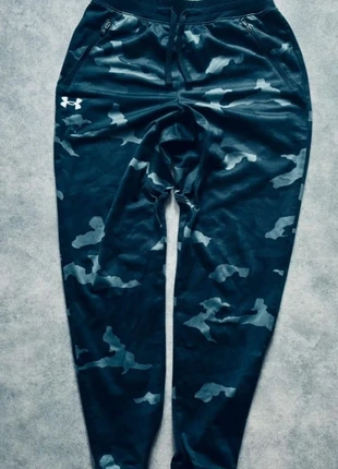 Jogging Under Armour camouflage – taille 14- 16 ans enfant – sport & streetwear, merk: Under Armour, staat: Heel goed, maat: 16 jaar / 176 cm, € 10,00, € 11,20 inclusief Kopersbescherming