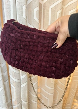 Pochette in velluto con catenella, adatta agli outfit festivi, brand: Clutch, condizioni: Nuovo senza cartellino, €22.00, €23.80 include la Protezione acquisti