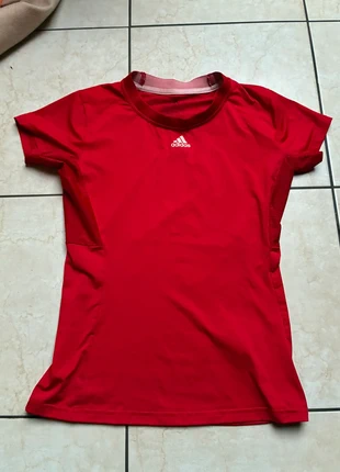 Adidas Red Athletic T-Shirt, brand: adidas, condizioni: Ottime, taglia: S / IT 40 / EU 36, €10.00, €11.20 include la Protezione acquisti