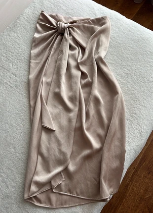 Midi skirt with knot detail, merk: Zara, staat: Nieuw zonder prijskaartje, maat: M / 38 / 10, € 14,00, € 15,40 inclusief Kopersbescherming