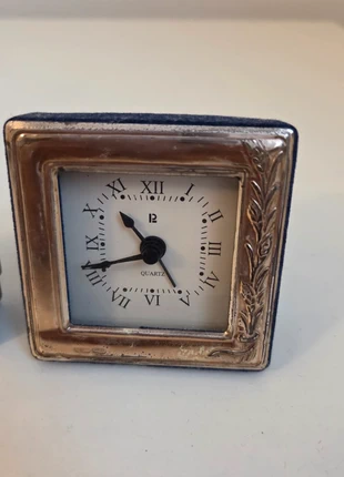 Piccola sveglia da tavolo al quarzo con cassa argento e quadrante bianco., staat: Heel goed, € 10,00, € 11,20 inclusief Kopersbescherming