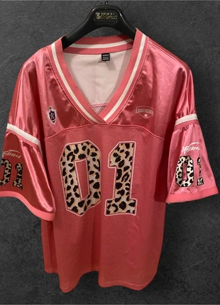 Maglia sportiva rosa con stampa leopardata “01”, brand: Shein, condizioni: Ottime, taglia: XL / IT 46 / EU 42, €6.00, €7.00 include la Protezione acquisti