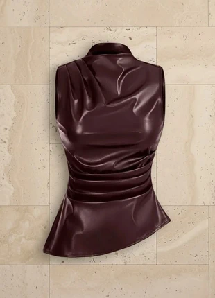 Top asymétrique bordeaux brillant – sans manches froncé Taille S, brand: ruelora, condizioni: Ottime, taglia: S / IT 40 / EU 36, €36.90, €39.45 include la Protezione acquisti