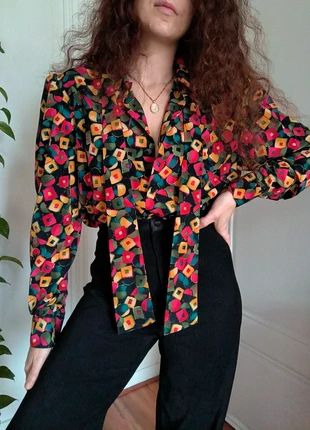 Blouse chemise vintage col nœud 🎀 lavallière à motifs géométriques multicolores, merk: Vintage Dressing, staat: Heel goed, maat: XL / 42 / 14, € 25,00, € 26,95 inclusief Kopersbescherming