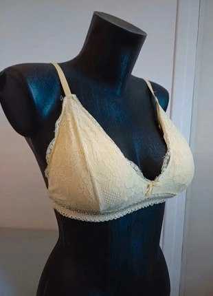 Soutien-gorge triangle en dentelle – jaune pâle – Taille 90C – la halle, marque: La Halle, état: Très bon état, taille: 90C, 3,95 €, 4,85 € Protection acheteurs incluse