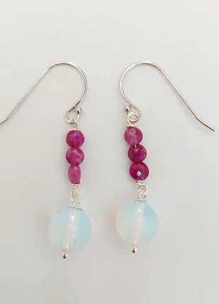 Orecchini pendenti in argento 925 con rubini naturali sfaccettati e opale tondo, marque: Argento, état: Neuf sans étiquette, 19,00 €, 20,65 € Protection acheteurs incluse