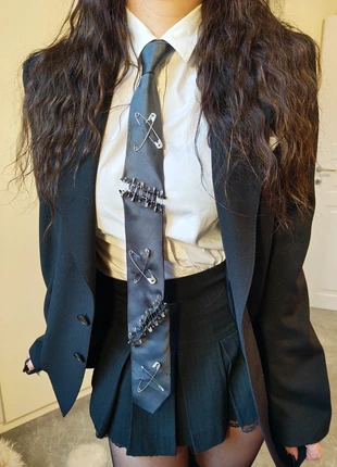 Cravatta vintage grigio scuro – reworked punk rock con tagli e spille da balia, brand: Alternative, condizioni: Ottime, €35.00, €37.45 include la Protezione acquisti