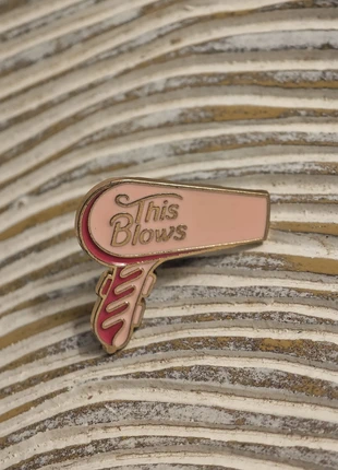 Enamel Pin – Vintage, Retro, Cute and Aesthetic Gift / Pin Esmaltado Retrô e Fandom, brand: Accessories, condizioni: Nuovo con cartellino, €3.00, €3.85 include la Protezione acquisti