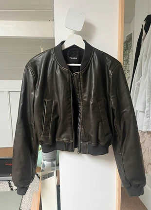 Veste en cuir kaki, brand: Pull & Bear, condizioni: Ottime, taglia: S / IT 40 / EU 36, €23.00, €24.85 include la Protezione acquisti