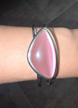 Armband met paars/roze steen, merk: NO LABEL, staat: Heel goed, € 1,50, € 2,28 inclusief Kopersbescherming