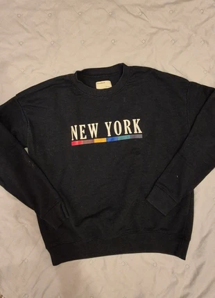 schwarzer Pulli mit Aufdruck, brand: Pull & Bear, condizioni: Buone, taglia: S / IT 40 / EU 36, €4.00, €4.90 include la Protezione acquisti