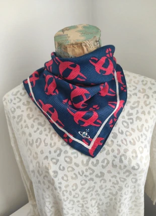 Foulard Vivienne Westwood, marque: Vivienne Westwood, état: Neuf sans étiquette, 49,00 €, 52,15 € Protection acheteurs incluse