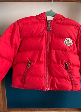 Rode moncler winter ski jas maat 74, merk: Moncler, staat: Heel goed, maat: 9-12 maanden / 74 cm, € 70,00, € 74,20 inclusief Kopersbescherming