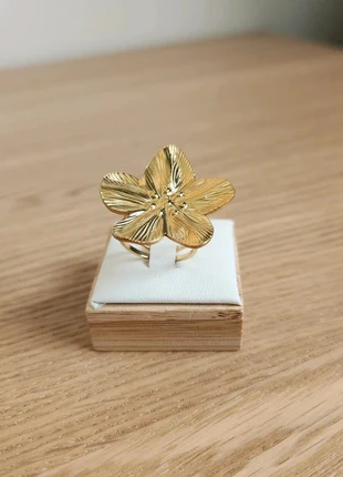 Bague dorée acier inoxydable grosse fleur ajustable, marque: Le Marché, état: Neuf sans étiquette, taille: Ajustable, 6,50 €, 7,53 € Protection acheteurs (Pro) incluse