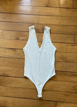Body côtelé coupe pin-up / Ribbed pin-up style bodysuit, marque: Zara, état: Bon état, taille: S / 36 / 8, 5,00 €, 5,95 € Protection acheteurs incluse
