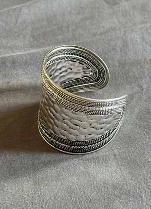 Bracelet manchette large et ouverte au style ethnique ou bohème., merk: Vintage Love, staat: Heel goed, € 28,00, € 30,10 inclusief Kopersbescherming Pro