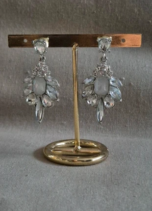 Zilverkleurige oorbellen strass trend statement, merk: Trend, staat: Nieuw zonder prijskaartje, € 5,00, € 5,95 inclusief Kopersbescherming