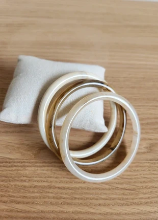 3 bracelets en résine différentes nuances couleurs crème, marque: Le Marché, état: Neuf sans étiquette, 11,00 €, 12,25 € Protection acheteurs (Pro) incluse