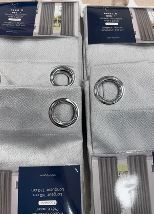 Quatre rideaux 1.40x2.40, staat: Nieuw met prijskaartje, maat: 200 cm - 249 cm, € 42,90, € 45,75 inclusief Kopersbescherming