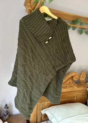 Ierse wol poncho olijfgroen, marca: Aran Crafts, estado: Muito bom, tamanho: Tamanho único, €37.00, €39.55 inclui Proteção do Comprador