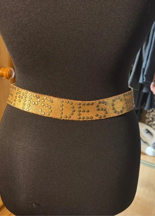 Ceinture cloutée et dorée Le temps des Cerises - RARE & Vintage, marque: Les Temps des Cerises, état: Très bon état, taille: 90 cm, 10,00 €, 11,20 € Protection acheteurs incluse