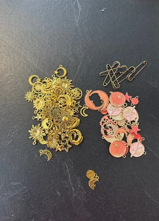 Lot breloques et épingle lune et soleil, merk: Soleil, staat: Nieuw met prijskaartje, € 5,00, € 5,95 inclusief Kopersbescherming