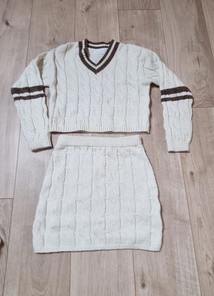 Ensemble pull court et jupe en maille torsadée crème 9-10 ans, merk: Primark, staat: Heel goed, maat: 10 jaar / 140 cm, € 13,00, € 14,35 inclusief Kopersbescherming