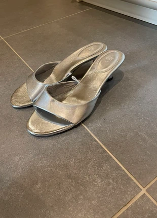 Zilveren kittenheels, merk: H&M, staat: Heel goed, maat: 37, € 8,00, € 9,10 inclusief Kopersbescherming
