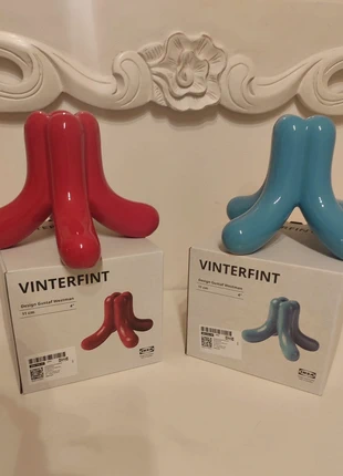 Lot de 2 bougeoirs Gustaf Westman x IKEA – 1 rouge + 1 bleu – Neufs en boîte, merk: IKEA, staat: Nieuw met prijskaartje, € 30,00, € 32,20 inclusief Kopersbescherming