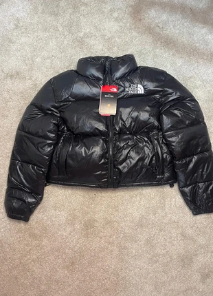 Chaqueta de plumón corta negra Nuptse de The North Face, marque: The North Face, état: Neuf avec étiquette, taille: S / 36 / 8, 95,00 €, 100,45 € Protection acheteurs incluse