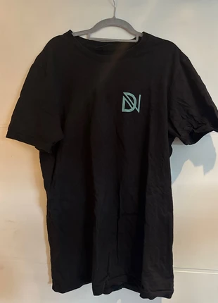 T-shirt, merk: DISTRIKT NØRREBRO, staat: Heel goed, maat: L, € 1,75, € 2,54 inclusief Kopersbescherming