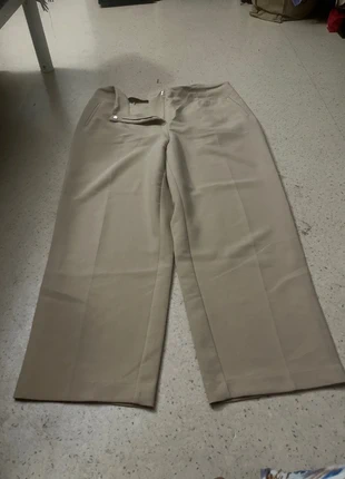 Pantalon tailleur beige crème, marque: Kiabi, état: Neuf sans étiquette, taille: 4XL / 48 / 20, 10,00 €, 11,20 € Protection acheteurs incluse