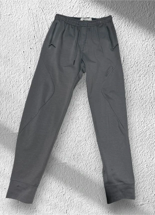 🩶 Pantaloni Tuta Pull&Bear Grigi – Taglia S, marca: Pull & Bear, estado: Novo sem etiquetas, tamanho: S, €8.00, €9.10 inclui Proteção do Comprador