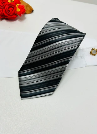 Cravate Laurent Cerrer à rayure gris en soie - 10 cm très bon état, marque: Laurent Cerrer, état: Très bon état, 6,00 €, 7,00 € Protection acheteurs (Pro) incluse