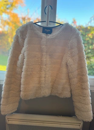 Veste fausse fourrure blanche Jennyfer – douce, chaude & tendance, marca: Jennyfer, estado: Muito bom, tamanho: XS / 34 / 6, €6.00, €7.00 inclui Proteção do Comprador