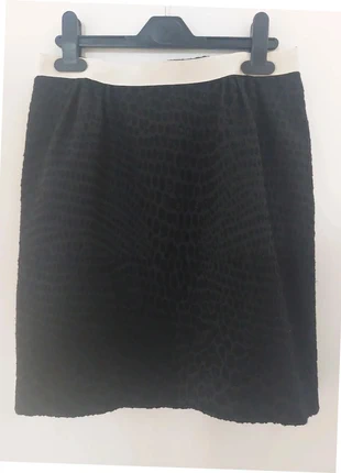 Jupe noire sandro tissu extensible effet texturé animalier taille 1, marque: Sandro, état: Très bon état, taille: S / 36 / 8, 25,00 €, 26,95 € Protection acheteurs incluse
