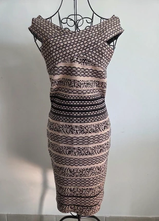 Superbe robe pour les fêtes taille S, merk: je ne sais plus, staat: Nieuw zonder prijskaartje, maat: S / 36 / 8, € 15,00, € 16,45 inclusief Kopersbescherming