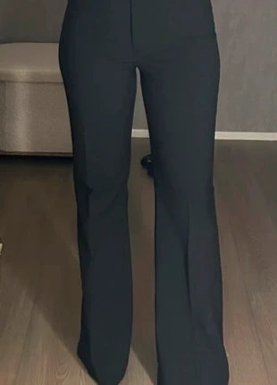 Pantalon H&M, marque: H&M, état: Très bon état, taille: S / 36 / 8, 30,00 €, 32,20 € Protection acheteurs incluse