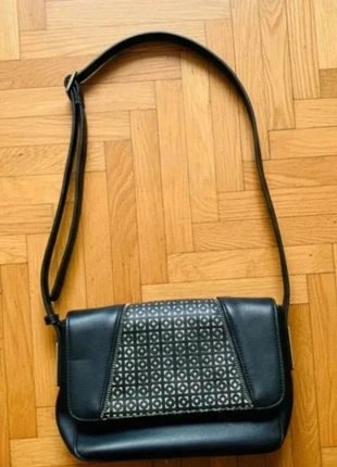 Petit sac bandoulière en cuir noir Clarks – 25x15 cm – Véritable cuir – Poche zippée, marca: Clarks, estado: Muito bom, €8.00, €9.10 inclui Proteção do Comprador Pro