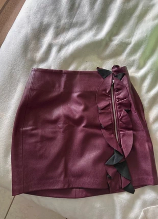 Jupe courte taille haute bordeaux en similicuir droite bershka avec fermeture sur le devant, merk: Bershka, staat: Heel goed, maat: S / 36 / 8, € 4,00, € 4,90 inclusief Kopersbescherming