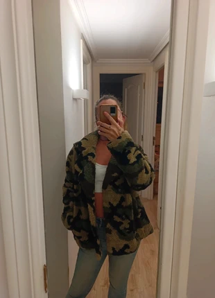 Chaquetón de borreguito con diseño de camuflaje de la marca STAND (Stand studio), talla 38, marca: Stand, estado: Muy bueno, tamaño: M / 38 / 10, 40,00 €, 42,70 € Protección al comprador incluida