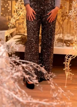 Gave paillettenbroek van Amélie & Amélie, merk: Amélie & Amélie, staat: Nieuw met prijskaartje, maat: M / 38 / 10, € 60,00, € 63,70 inclusief Kopersbescherming