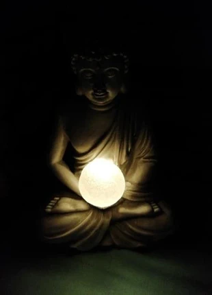 Solar Buddha Statue with Lighted Sphere - Beautiful & Peaceful Decor, condizioni: Nuovo senza cartellino, €15.00, €16.45 include la Protezione acquisti