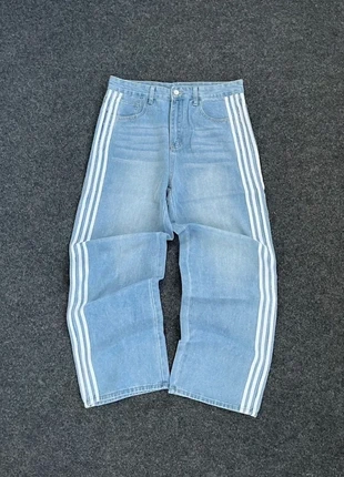 Jean baggy a bande style adidas y2k bleu a bande blanche brode Taille L style vintage, brand: Vintage Dressing, condizioni: Ottime, taglia: L, €44.99, €47.94 include la Protezione acquisti
